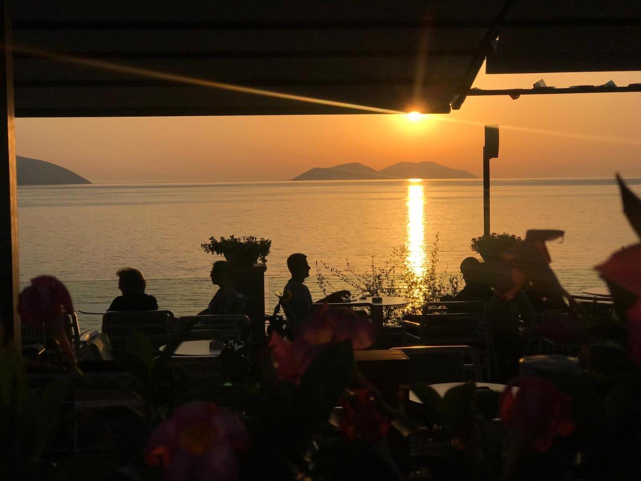 Hotel Miramare Vlore Bagian luar foto